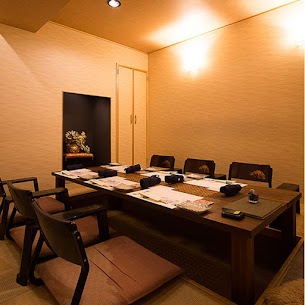 目の前で捌く活カニの感動！すすきのの活カニの花咲で極上の宴を